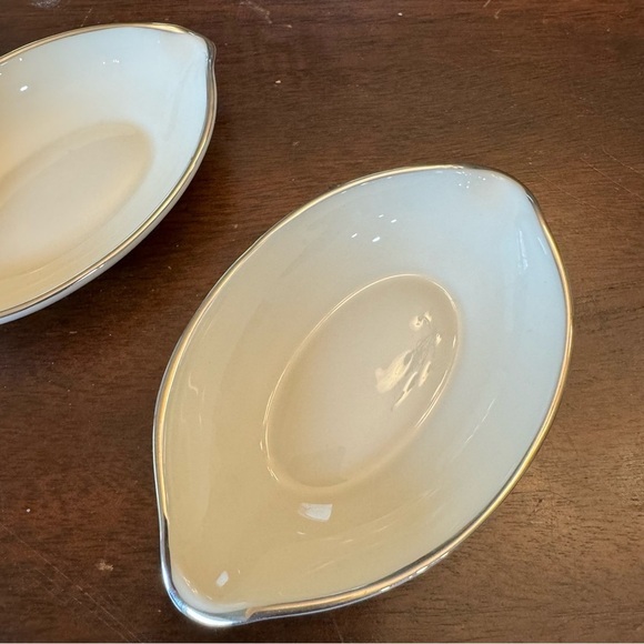 Lenox Olympia Lemon Shaped Ivory Color with Platinum Trim Trinket Dish - Picture 4 of 14